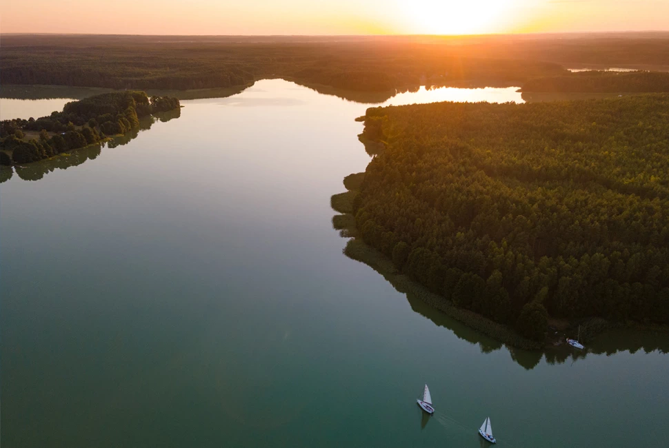 widok na jezioro i zachód słońca